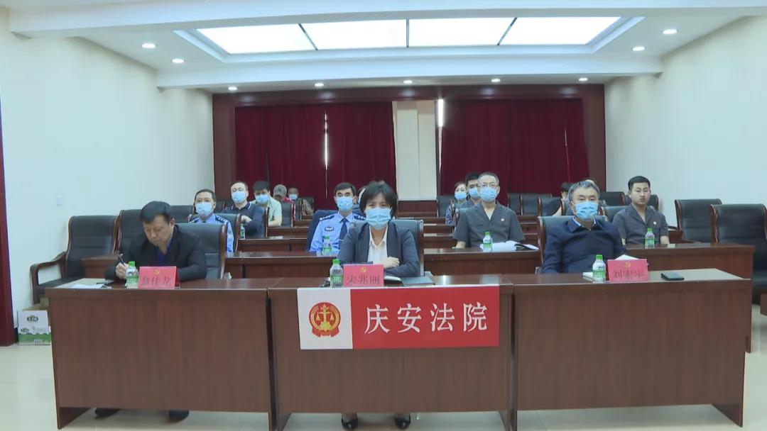 我县组织收听收看省政法英模先进事迹报告团来绥化宣讲会