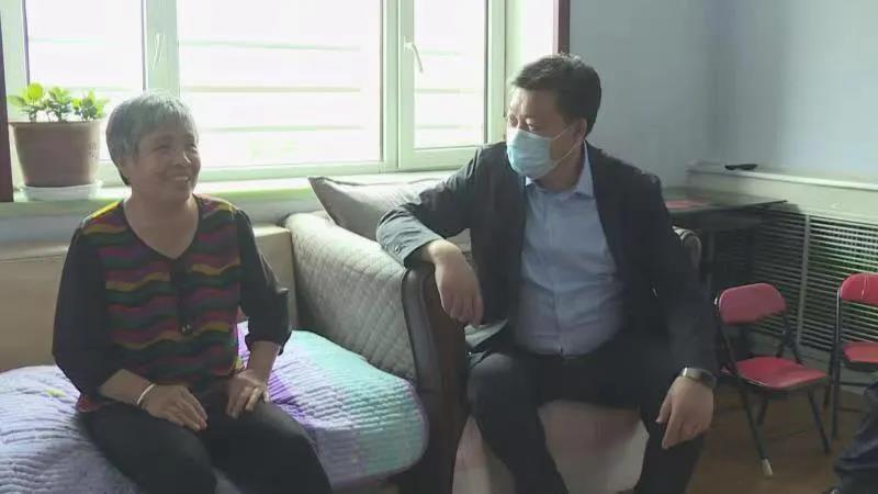县人大常委会主任吴喜龙端午节前夕探望庆建社区新朋友