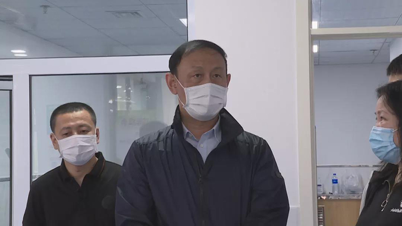 县长仇文会检查疫苗接种和安全生产工作