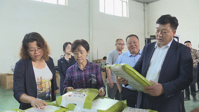 市人大常委会副主任李红霞一行到我县包联企业走访调研