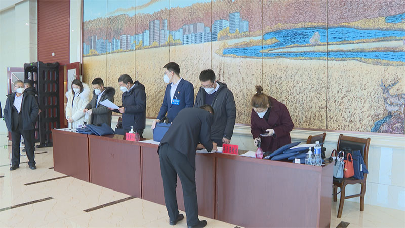参加政协庆安县第十四届委员会第二次会议的政协委员向大会报到