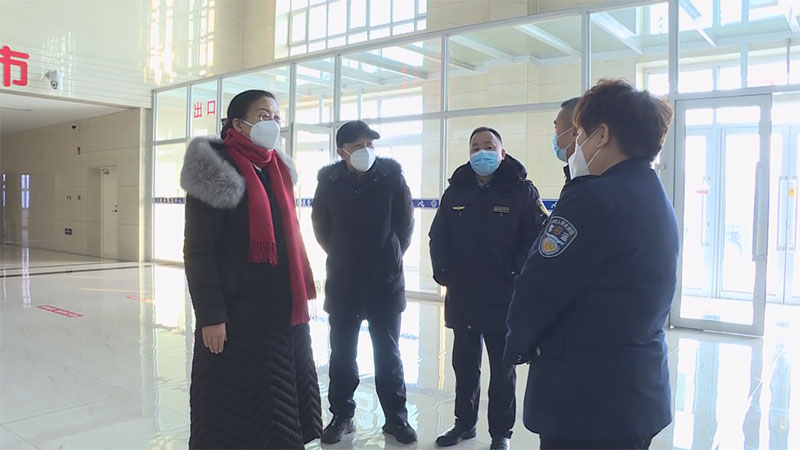 胡晓飞看望慰问节日期间坚守一线的工作人员